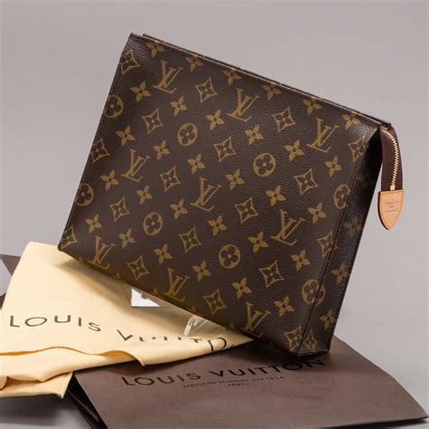 louis vuitton 19 toiletry pouch|toiletry pouch 26 Louis Vuitton.